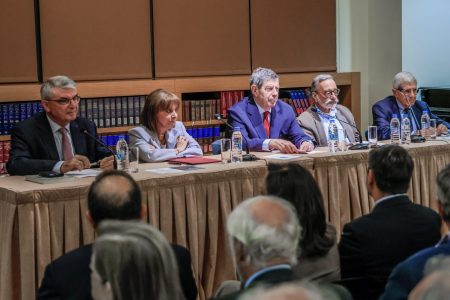 «Ξεκλειδώνοντας» 70 χρόνια πολιτικής οικονομίας – Τα σκληρά μηνύματα της εκδήλωσης Γιαννίτση