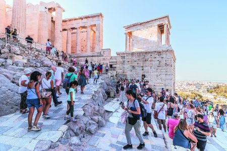 Τουρισμός και ακίνητα εξαρτούν την ελληνική οικονομία και «παγώνουν» την πολιτική