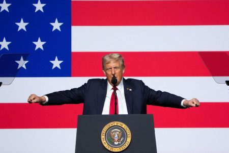 Τραμπ: Όποιον στρατιωτικό δω στο Κουάντικο και δεν μου αρέσει θα τον απολύσω