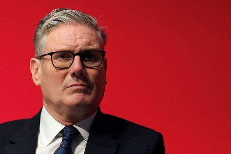 Ο Στάρμερ πιασμένος μεταξύ Φάρατζ και εσωκομματικής αμφισβήτησης