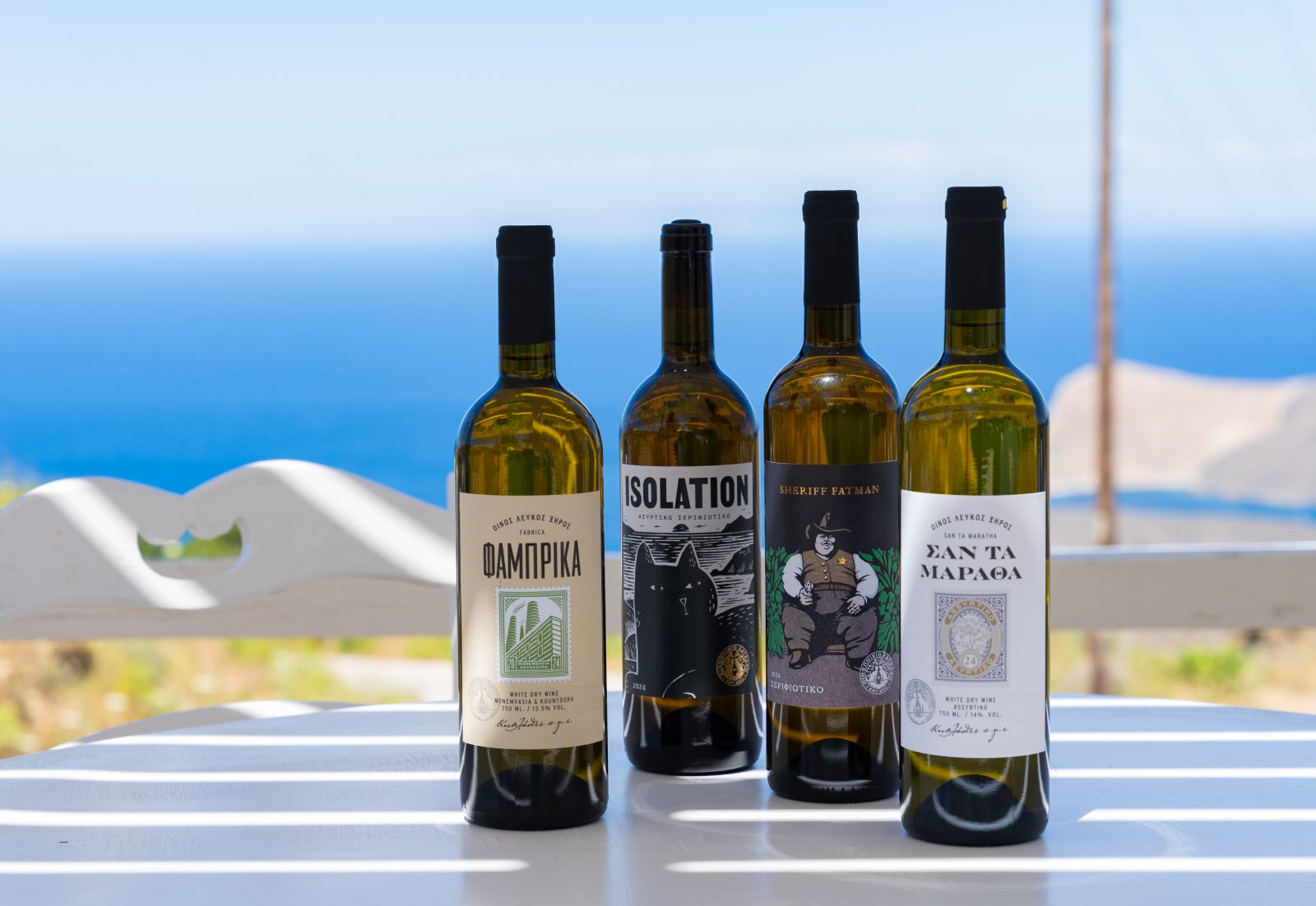 Δύο άνθρωποι με άποψη μάς κερνάνε κρασί και κοκτέιλ