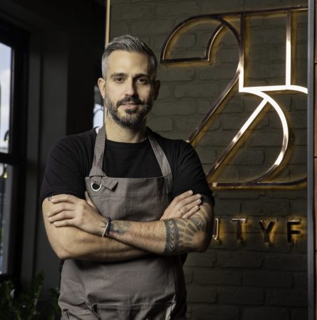 Ο Γιώργος Τσούλης μάς φτιάχνει το πιο υγιεινό πιτόγυρο