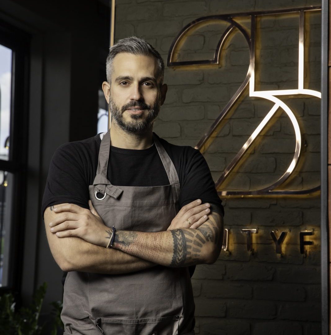 Ο Γιώργος Τσούλης μάς φτιάχνει το πιο υγιεινό πιτόγυρο