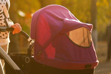 Άγιος Δημήτριος: Παρέσυρε παιδάκι σε καρότσι και έφυγε