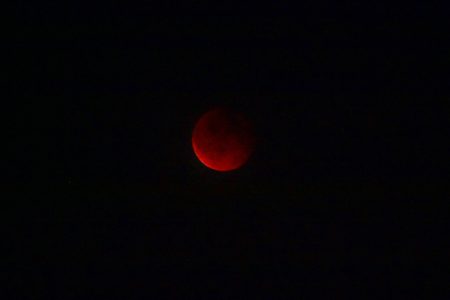 Πώς η Γη κάνει τη Σελήνη να σκουριάζει