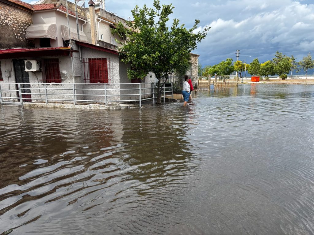 Αιτωλικό και Καλαμάτα πνίγηκαν από την κακοκαιρία – Ρεκόρ νερού και στην Αττική
