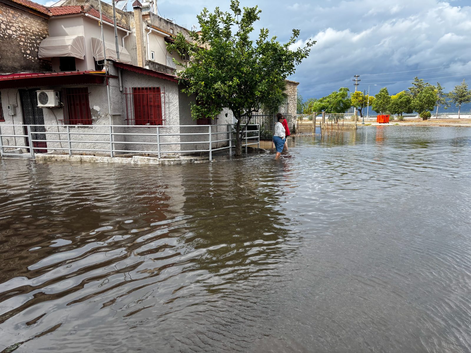 Αιτωλικό και Καλαμάτα πνίγηκαν από την κακοκαιρία – Ρεκόρ νερού και στην Αττική