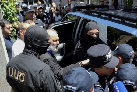 Αρμενία: Στη φυλακή Αρχιεπίσκοπος για προτροπή σε πραξικόπημα κατά Πασινιάν