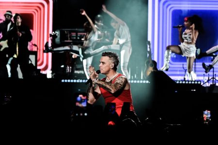 O Robbie Williams στο Καλλιμάρμαρο – Ένα ποπ υπερθέαμα που δίχασε