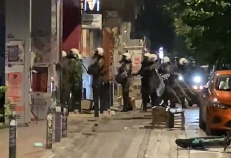 Επεισόδια στα Εξάρχεια μεταξύ κουκουλοφόρων και αστυνομικών – 11 συλλήψεις από την Αστυνομία