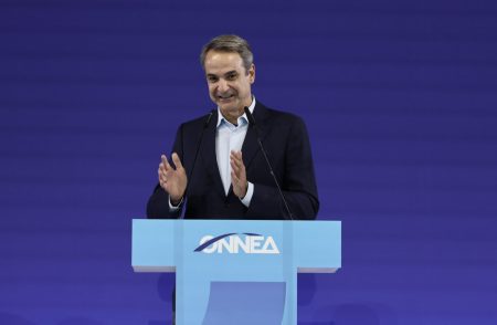 «Κλείσιμο ματιού» στη νεολαία – Μήνυμα Μητσοτάκη για fake news και το μέλλον ως το 2030