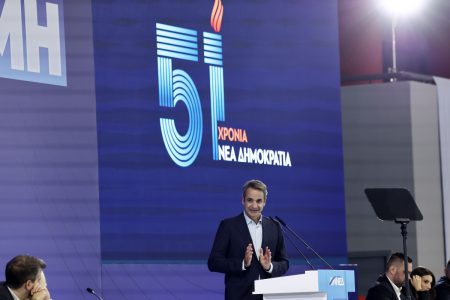 ΝΔ: Πού γέρνει το ιδεολογικό εκκρεμές της