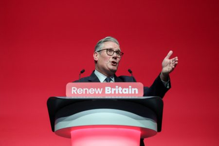 Οι Εργατικοί του Στάρμερ αλλάζουν αντίπαλο