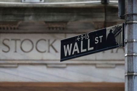 Τα ξαφνικά λουκέτα δοκιμάζουν τα νεύρα της Wall Street