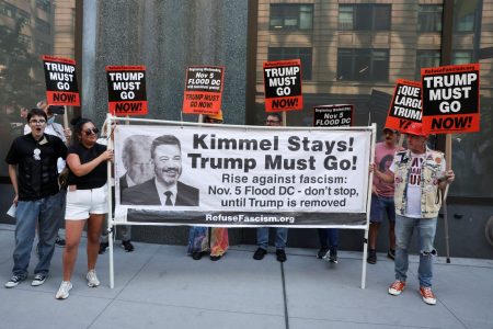 Δημοσκόπηση βγάζει δημοφιλέστερο τον Κίμελ από τον Τραμπ