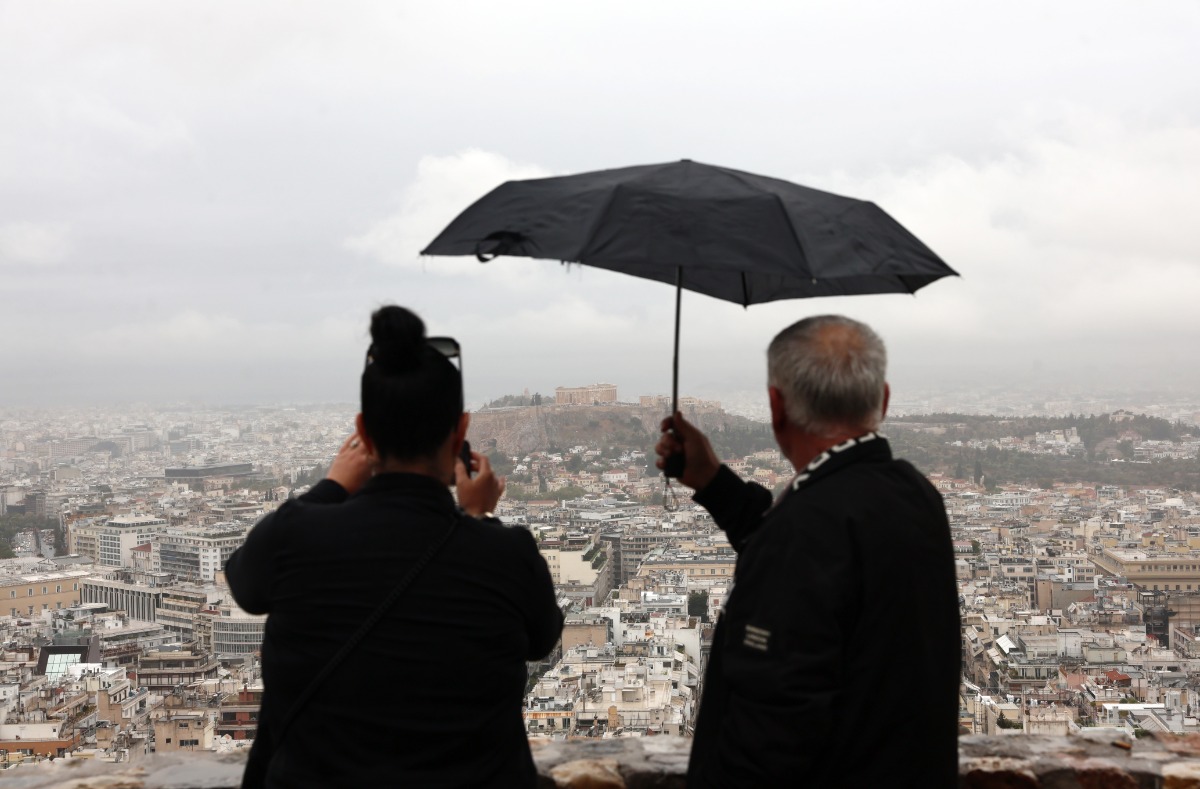 Καιρός: Η «Barbara» φέρνει καταιγίδες και κρύο – Τι ώρα θα βρέξει στην Αθήνα