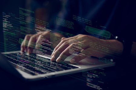 Εγώ και ο χάκερ: «Ποιοι και γιατί μας ζητούν να τους επιτεθούμε»