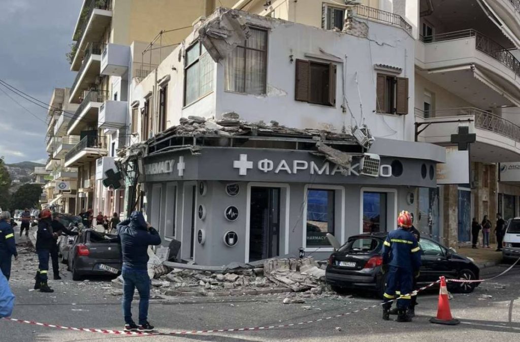 Λαύριο: Κατέρρευσε μπαλκόνι κτιρίου – Σοβαρές ζημιές σε αυτοκίνητα