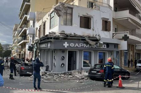 Λαύριο: Κατέρρευσε μπαλκόνι κτιρίου – Σοβαρές ζημιές σε αυτοκίνητα