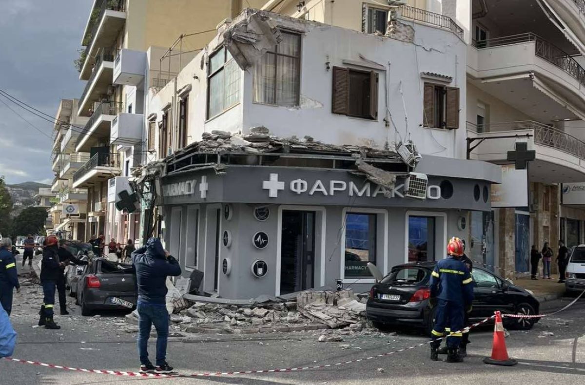 Λαύριο: Κατέρρευσε μπαλκόνι κτιρίου – Σοβαρές ζημιές σε αυτοκίνητα