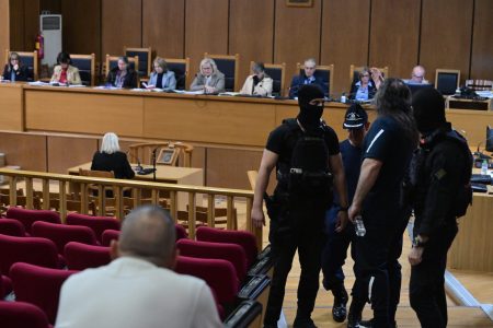 Δίκη Χρυσής Αυγής: «Δεν ήμουν μέλος, στήριζα τον σύζυγό μου» – Απολογήθηκε η Ελένη Ζαρούλια