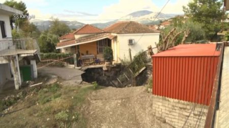 Αιτωλοακαρνανία: «Άνοιξε η γη» στις Φυτείες – Τεράστιος κρατήρας ανάμεσα σε σπίτια