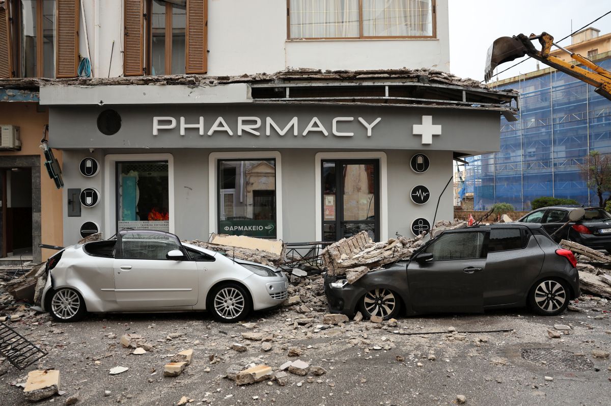 Λαύριο: Η στιγμή που πέφτει το μπαλκόνι
