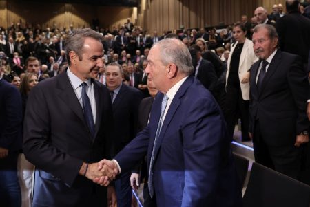 Το αμήχανο reunion: Ο Μητσοτάκης, ο Καραμανλής και η σκιά της απουσίας Σαμαρά