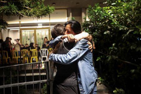 Γάζα: Ξέσπασαν σε πανηγυρισμούς οι συγγενείς των ομήρων στο Τελ Αβίβ