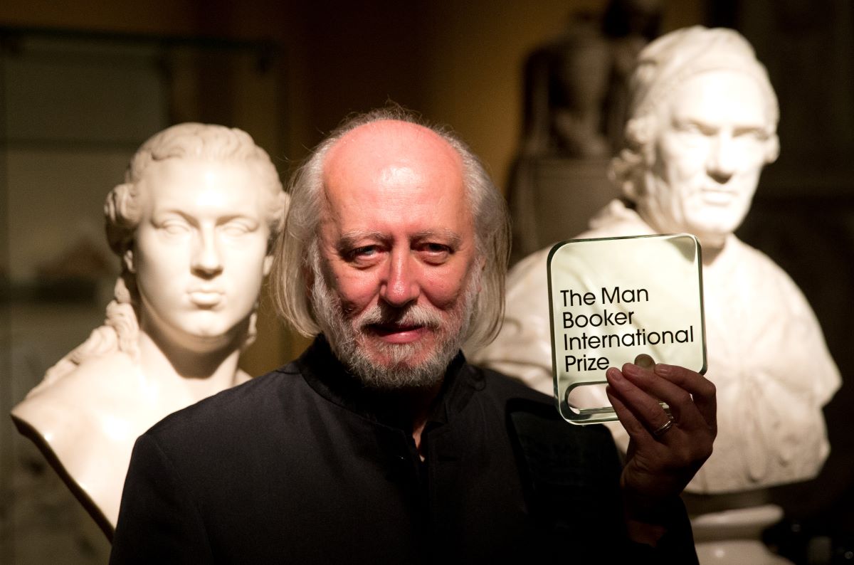 Ποιος είναι ο Λάσλο Κρασναχορκάι που τιμήθηκε με το Νόμπελ Λογοτεχνίας