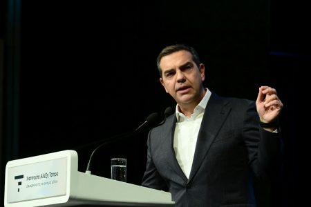 Η «απειλή» Τσίπρα, το δίλημμα της ΝΔ και ο «διμέτωπος» Ανδρουλάκη