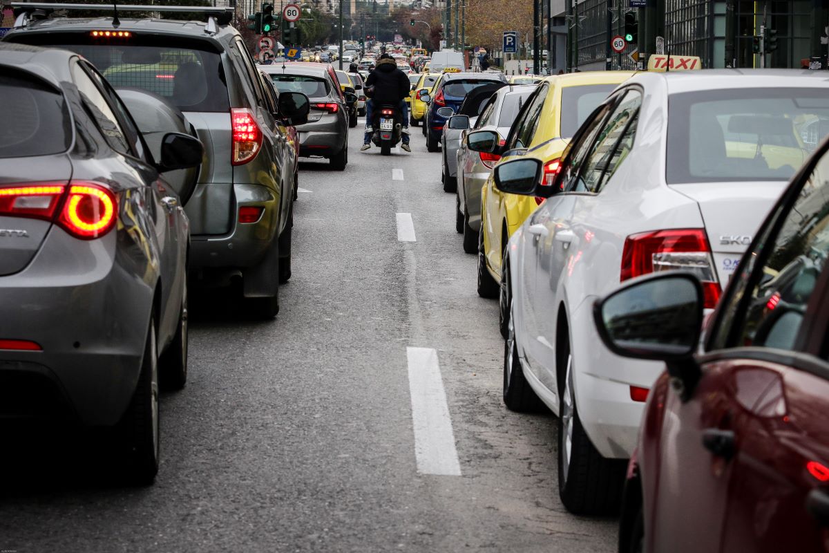 Πρόστιμα έως 2.000 ευρώ για απλήρωτα τέλη, ΚΤΕΟ και ανασφάλιστα ΙΧ- Πώς θα εντοπίζονται οι παραβάτες