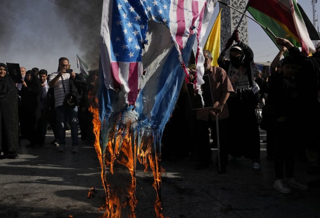 Επιτελεστική κακία, δημόσιος φανατισμός