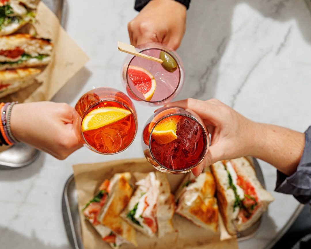 Ένα aperitivo παρακαλώ; Βγαίνουμε στις καλύτερες σπριτσερίες της πόλης