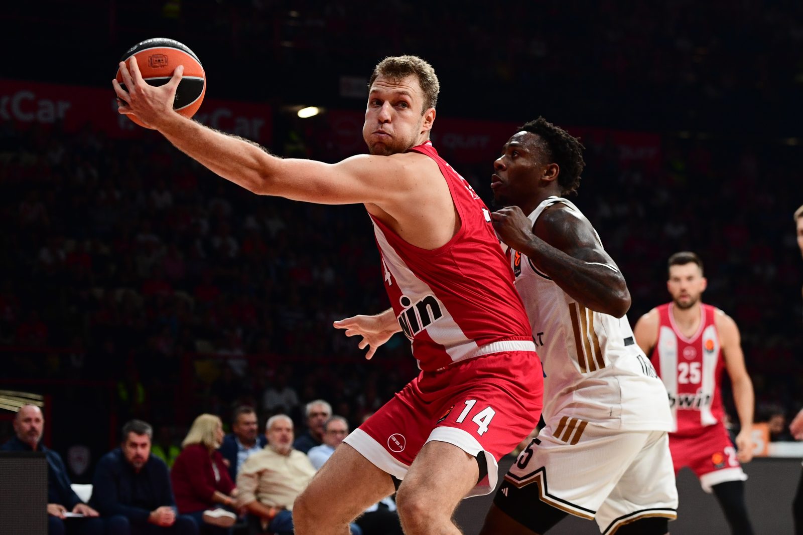 Euroleague: «Ψεκάστε, σκουπίστε, τελειώσατε» την Ντουμπάι ο Ολυμπιακός στο ΣΕΦ