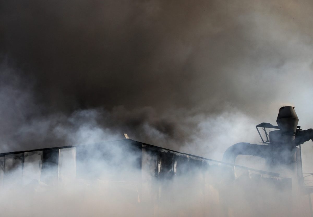 Φωτιά τώρα στον Ασπρόπυργο – Αναφορές για εκρήξεις