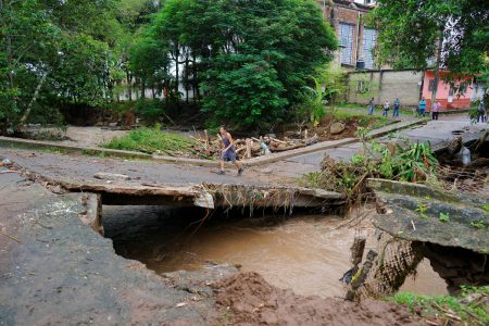 Μεξικό: 47 νεκροί από καταρρακτώδεις βροχές – Τραγικές εικόνες