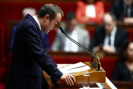 Γαλλία: Ο Λεκορνί αναστέλλει τη μεταρρύθμιση του συνταξιοδοτικού
