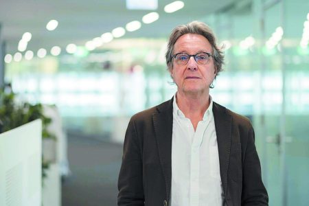 Ζαν Φρανσουά Μπαγιάρ: «Η αποδυνάμωση της Δημοκρατίας οφείλεται στον Μακρόν»