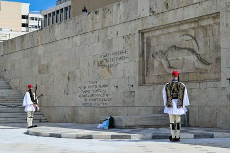 Ένσταση αντισυνταγματικότητας από ΠαΣοΚ για Αγνωστο Στρατιώτη – «Πυρά» από αντιπολίτευση