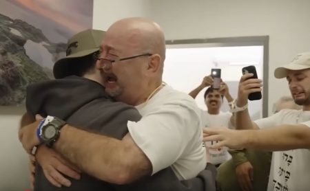 Γάζα: Πατέρας σηκώνεται από το αναπηρικό για να υποδεχθεί τον όμηρο γιο του