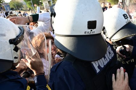 Αττικόν: Χημικά και ΜΑΤ στην επίσκεψη Μητσοτάκη, Αδωνι