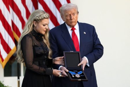 Ο Τραμπ παρασημοφόρησε τον Τσάρλι Κερκ και τον σύγκρινε με τον Σωκράτη