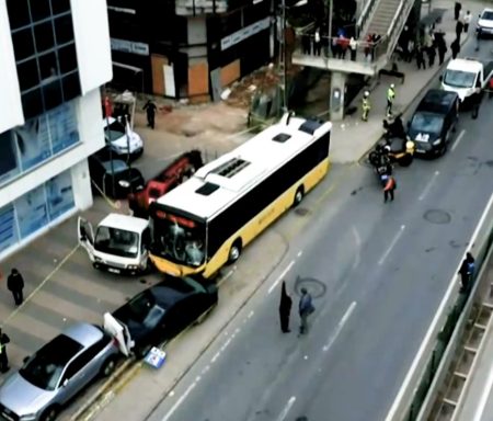 Κωνσταντινούπολη: Λεωφορείο έπεσε πάνω σε στάση – Μηχανόβιος επιτέθηκε στον οδηγό