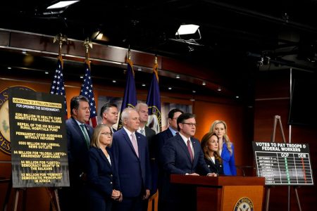 ΗΠΑ: Δικαστής παγώνει τις απολύσεις Τραμπ στο πλαίσιο του shutdown