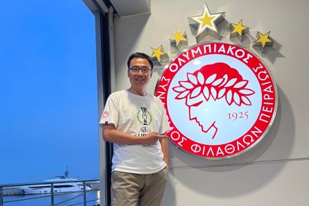 Ο Τζιάνγκ θέλει να δει ένα εκατομμύριο Κινέζους με τα κόκκινα του Ολυμπιακού