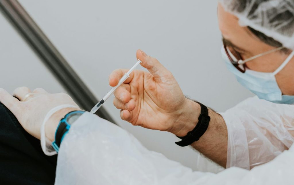 ΕΟΔΥ: Ποιοι πρέπει να εμβολιαστούν κατά της COVID-19