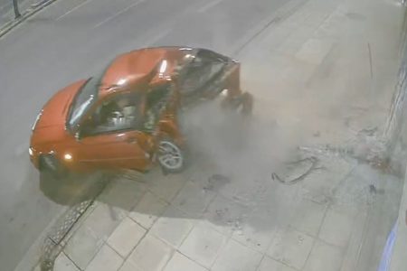 Αυτοκίνητο καρφώθηκε σε τζαμαρία των ΕΛ.ΤΑ – Είχε πιει ο οδηγός (βίντεο)