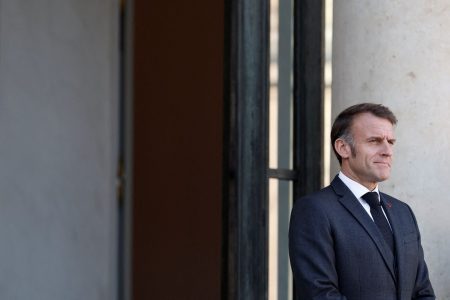 Politico: Ενώ η Γαλλία καίγεται, ο Μακρόν παλεύει για την υστεροφημία του