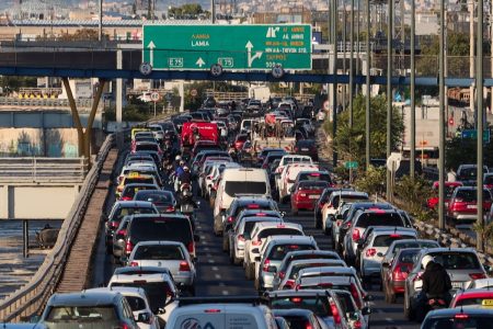 Κίνηση στους δρόμους: Ουρές στον Κηφισό λόγω τροχαίων – Καθυστερήσεις στην Αττική Οδό